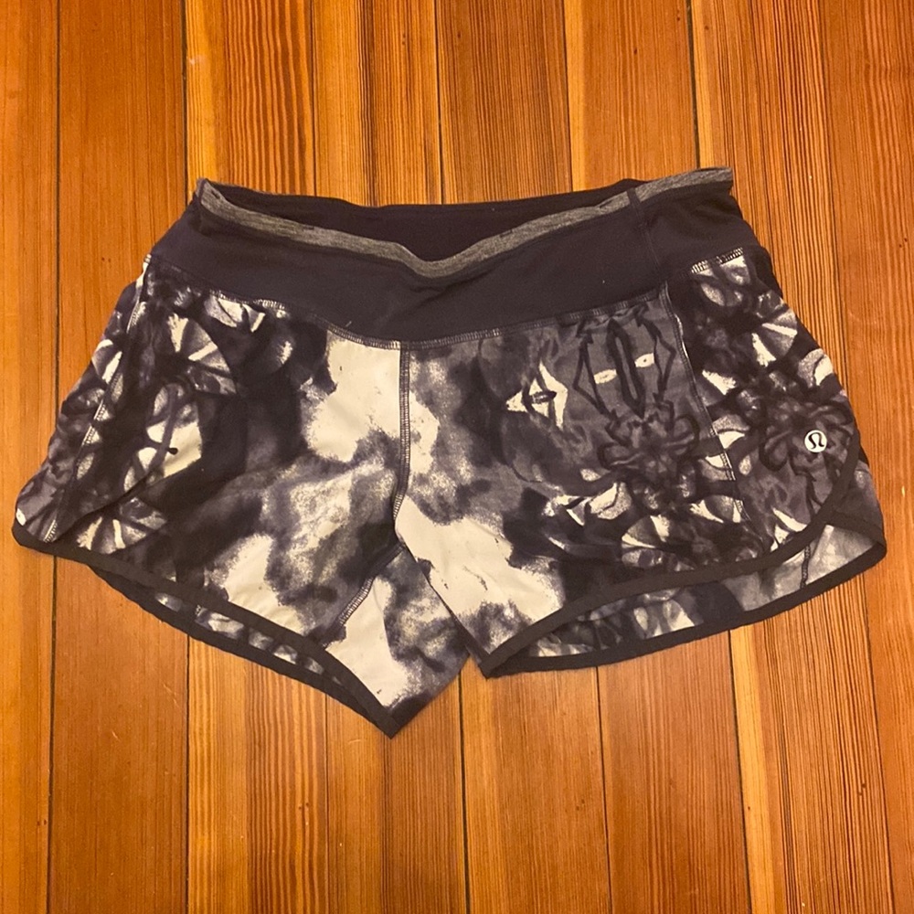 Lululemon Black Gray White Graffiti Print 2.5 Short